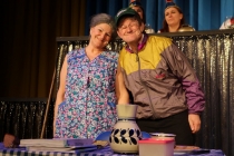 Ein Ehepaar bei der Urlaubsplanung