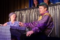 Ein Ehepaar bei der Urlaubsplanung