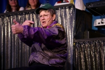 Ein Ehepaar bei der Urlaubsplanung