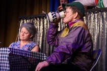 Ein Ehepaar bei der Urlaubsplanung