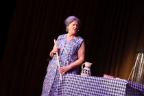 Ein Ehepaar bei der Urlaubsplanung